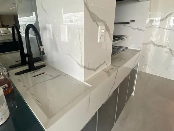 Peça sob medida em pedra natural desenhada para o ambiente