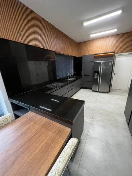 Cozinha de apartamento em mármore entregue no Campo Belo