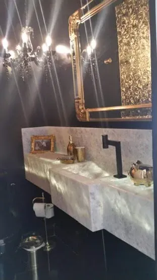 Lavabo com cuba esculpida em pedra na Zona Sul de São Paulo