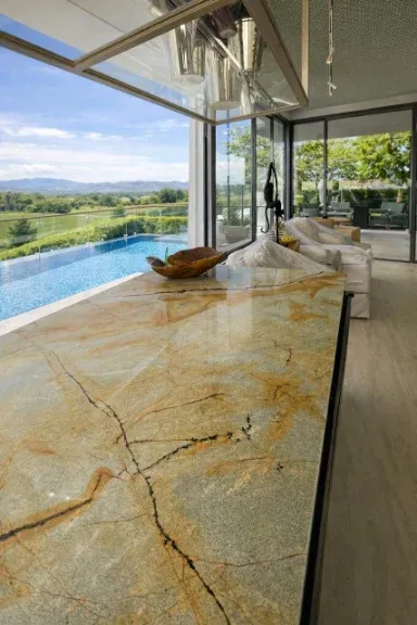 Varanda gourmet em pedra natural em apartamento da Zona Sul