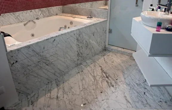 Banheiro de suíte com bancada de mármore na Zona Sul