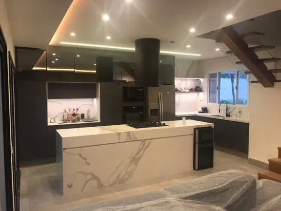 Cozinha com ilha em pedra natural entregue em Indaiatuba
