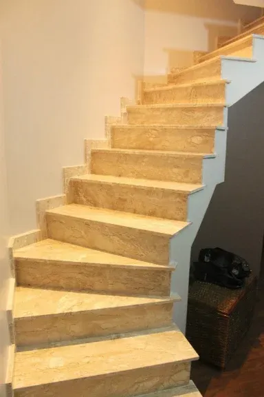 Escada em granito instalada em residência de Indaiatuba