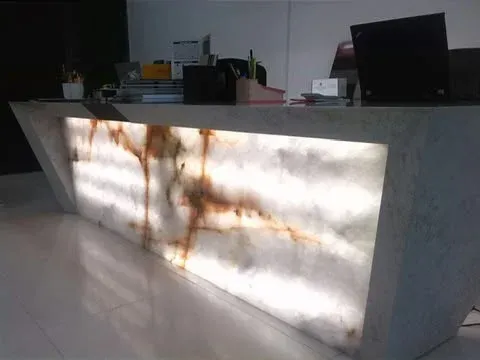 Ambiente comercial revestido em pedra natural