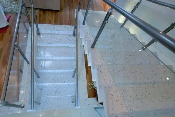 Escada revestida em granito por marmoraria em Indaiatuba